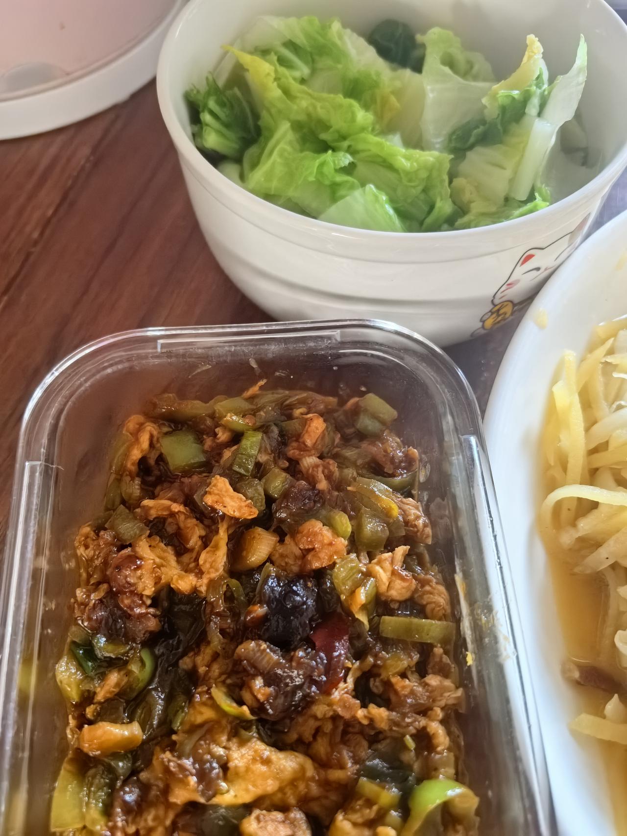 今天老公想吃冻白菜。本来想着去农村亲友家去要点。但是想想算了。
还是买点吃领静。