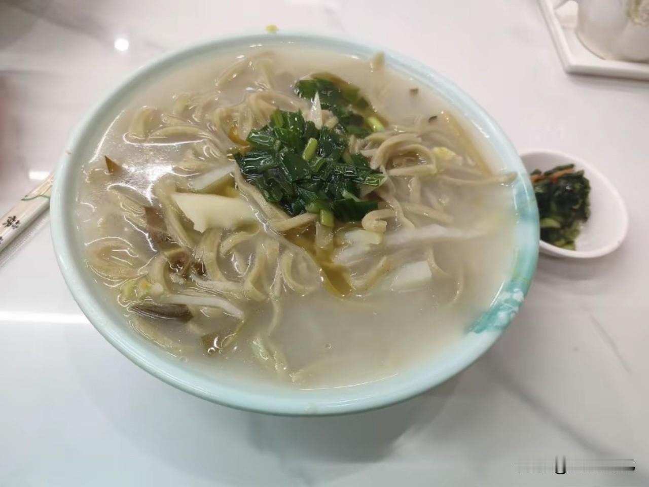 这碗饭，叫“杂面啵啵”，其实“啵啵”就是菱形面片。陇中方言，用标准的现代汉语书写