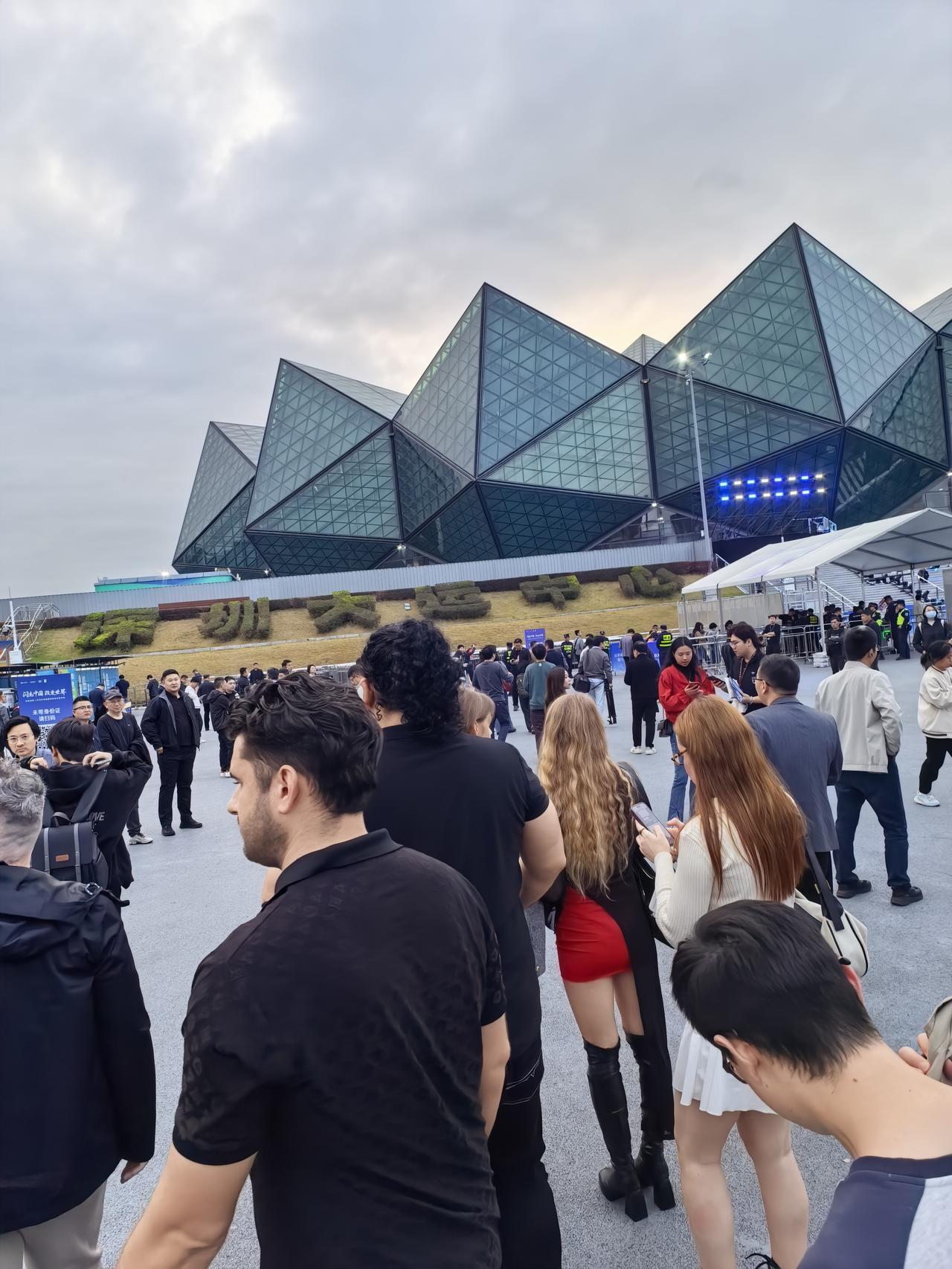 好家伙，第一次参加发布会，还要签保密协议！

所以我猜，比亚迪今晚发布会可能真有