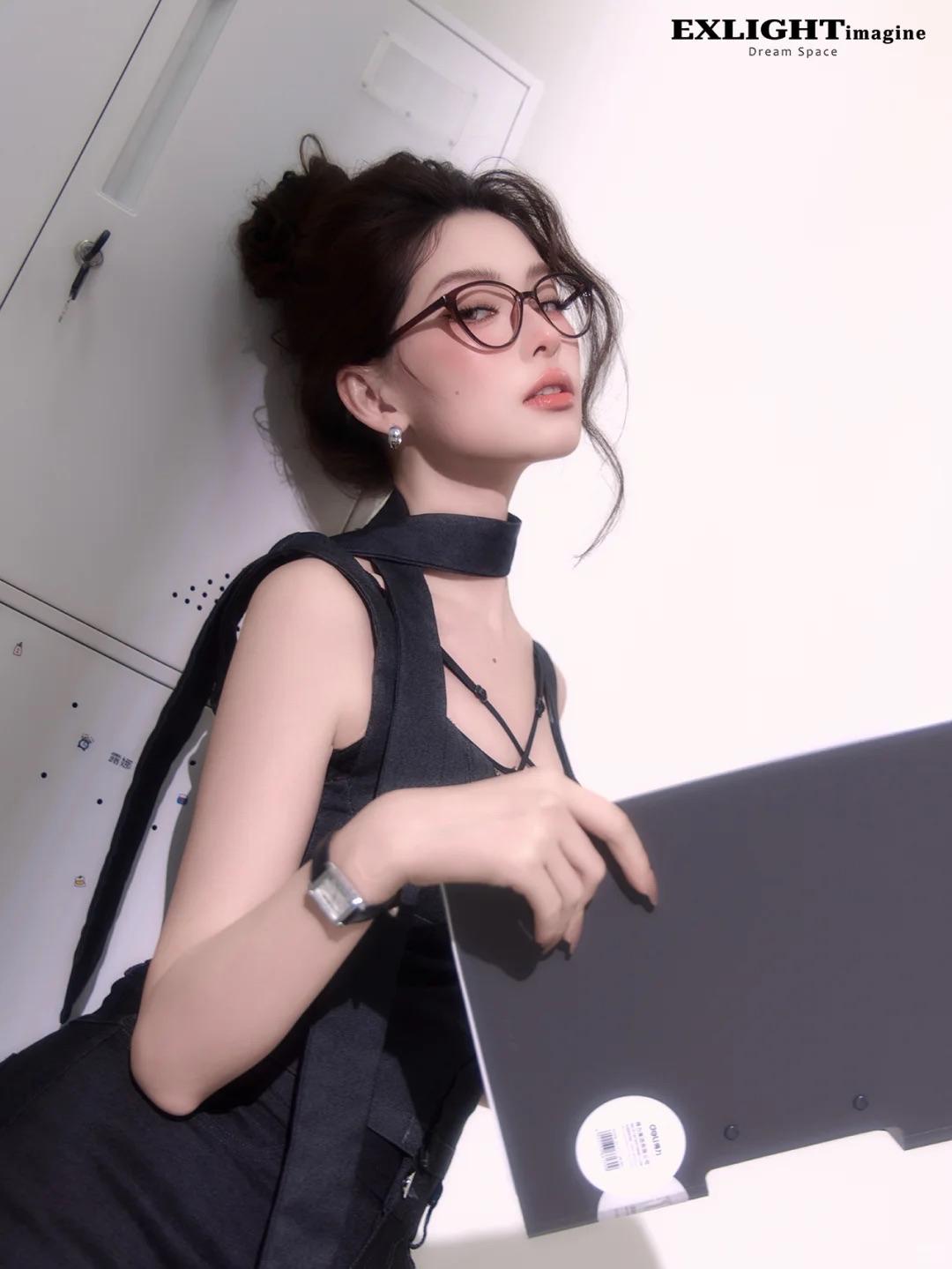 暗黑职场风写真｜黑裙黑丝+复古红电话，妹妹的禁欲系性感谁能不爱～如何穿出精致的少