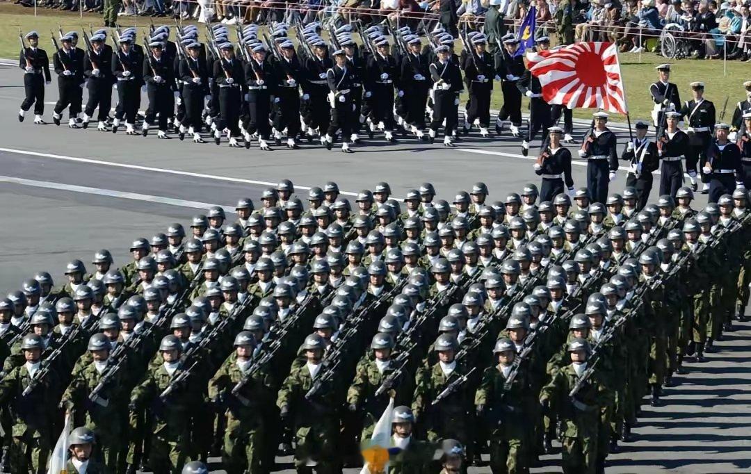 日本政府考虑修改“无核三原则”，允许携带核武器的盟国舰艇停靠日本港口。同时，日本