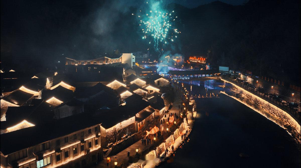 宁波海曙鱼灯闹新春烟火里的文化自信 2026年新春，海曙章水镇李家坑村上演非遗鱼