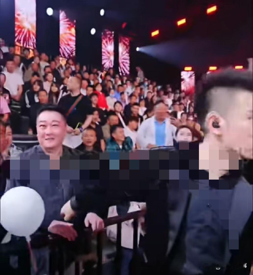高迪现身“木森大舞台”引爆全场，语音骡子台下被拍尴尬躲闪镜头。

       