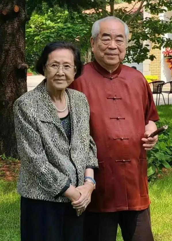 范曾当年去朋友须尊德家吃饭，一眼就看中了张桂云，那时候张桂云已经是三个孩子的妈妈