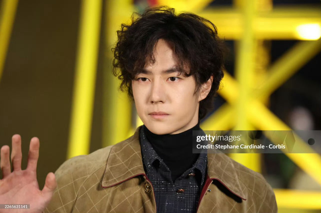 王一博G社特写生图王一博香奈儿大秀内场状态王一博香奈儿大秀G社生图，羊毛卷发型慵