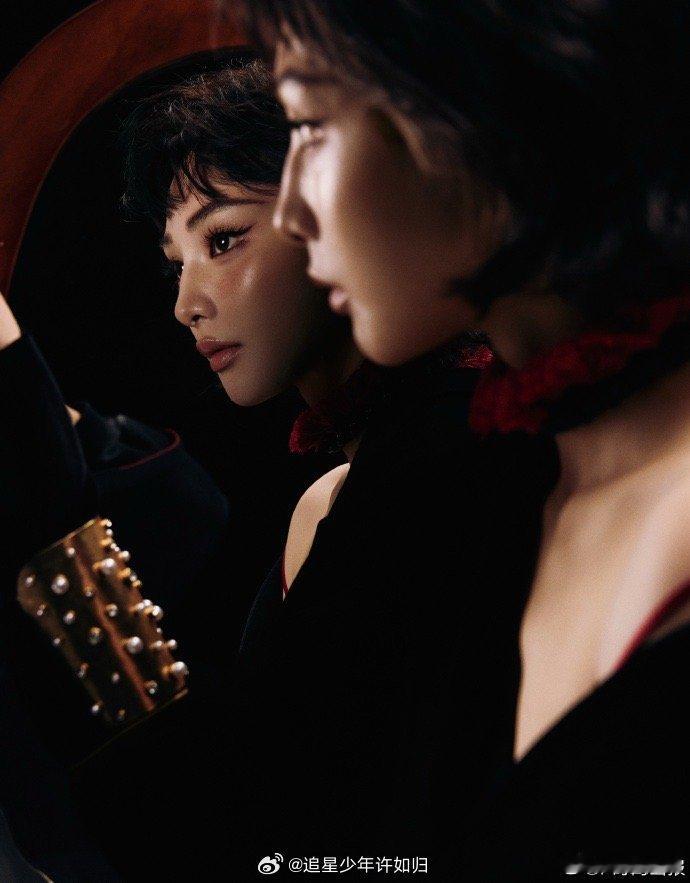 彭小苒三角形露腹装 彭小苒这套造型，赢在细节。三角形镂空的位置、大小、角度都刚刚