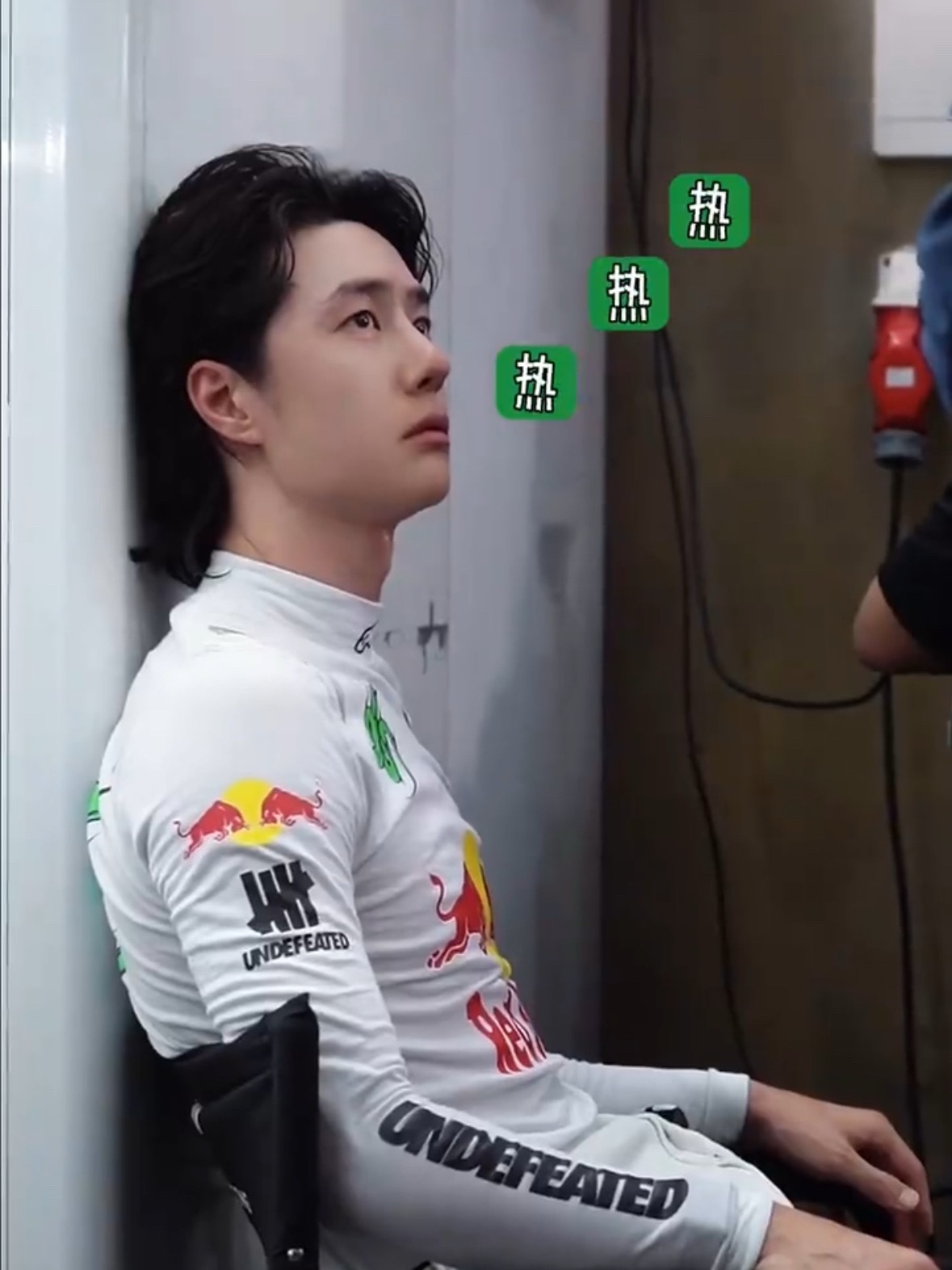 连续做了三天还想缠着老婆要被赶出卧室靠门坐着的委屈小狗。“老婆放我进去好不好，我