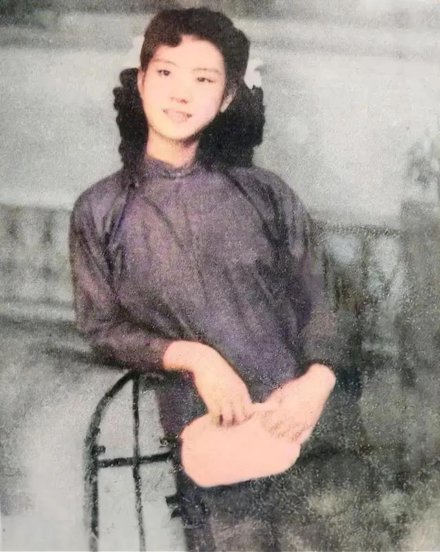 1949年，军统特务毛森，抓到了一个交际花小姐，在审犯期间，毛森扒下她的衣服，说