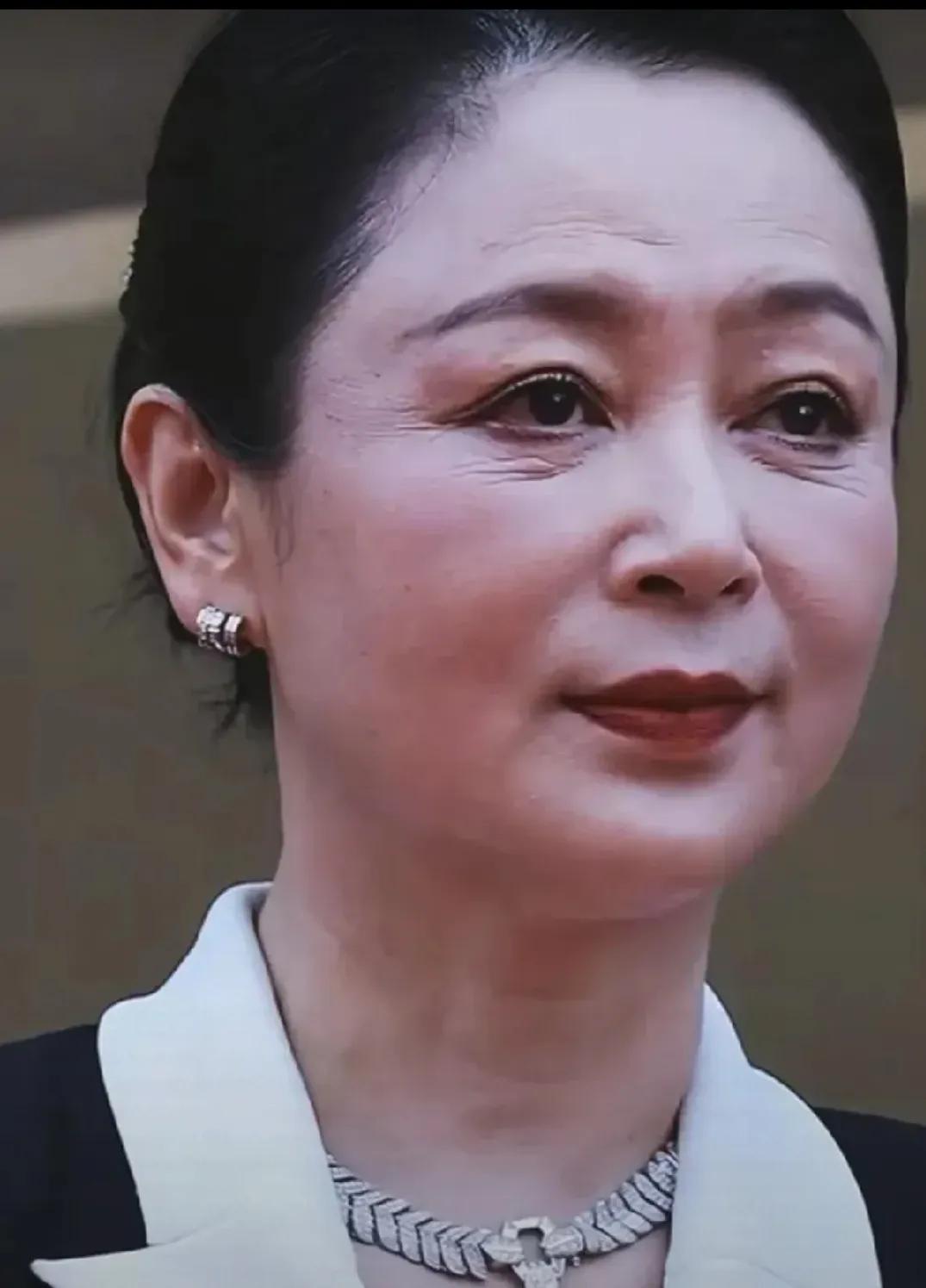 还真是不比不知道，一比吓一跳啊！

年轻的时候有多美，到老了就有多吓人啊！

她