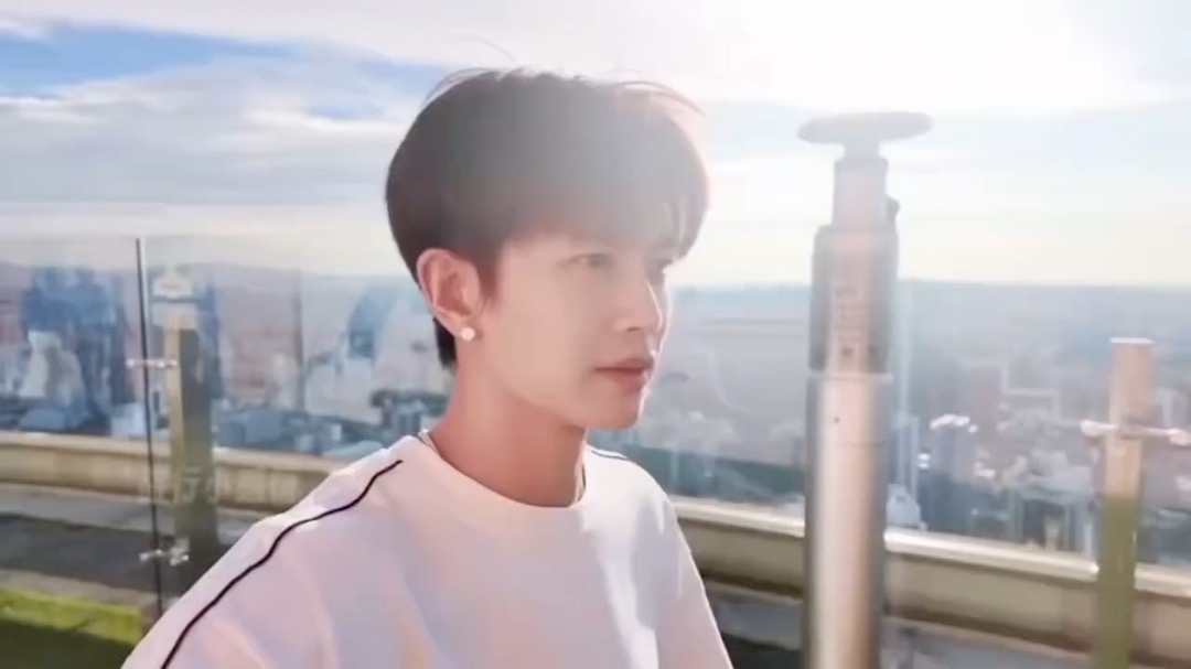 任嘉伦🍀𝙂𝙤𝙤𝙙 𝙢𝙤𝙧𝙣𝙞𝙣𝙜♡  掀开夜的帘幕，让心