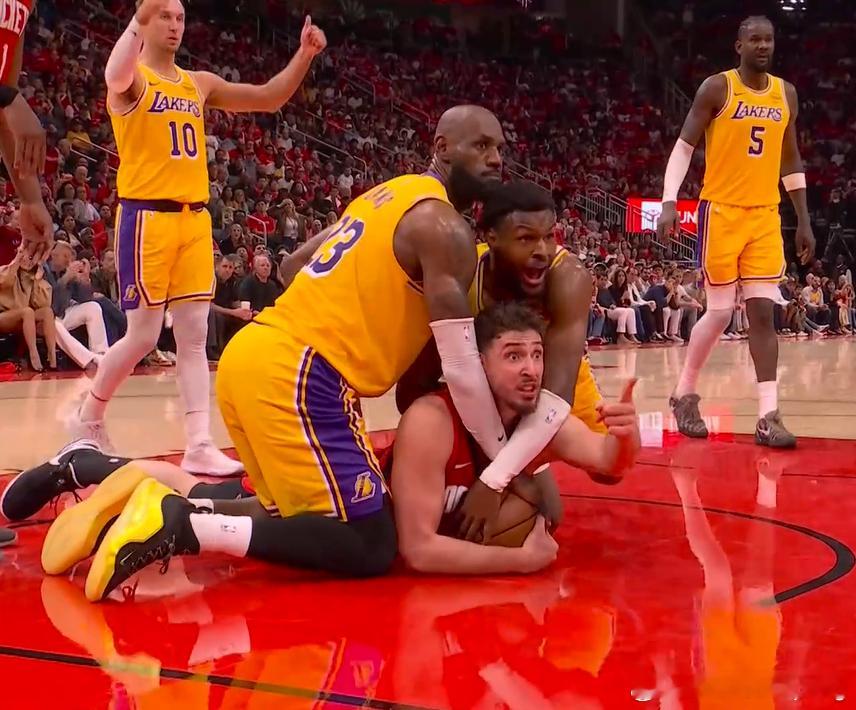 詹姆斯父子包夹联手防下申京NBA布朗尼季后赛生涯首分詹姆斯布朗尼空接