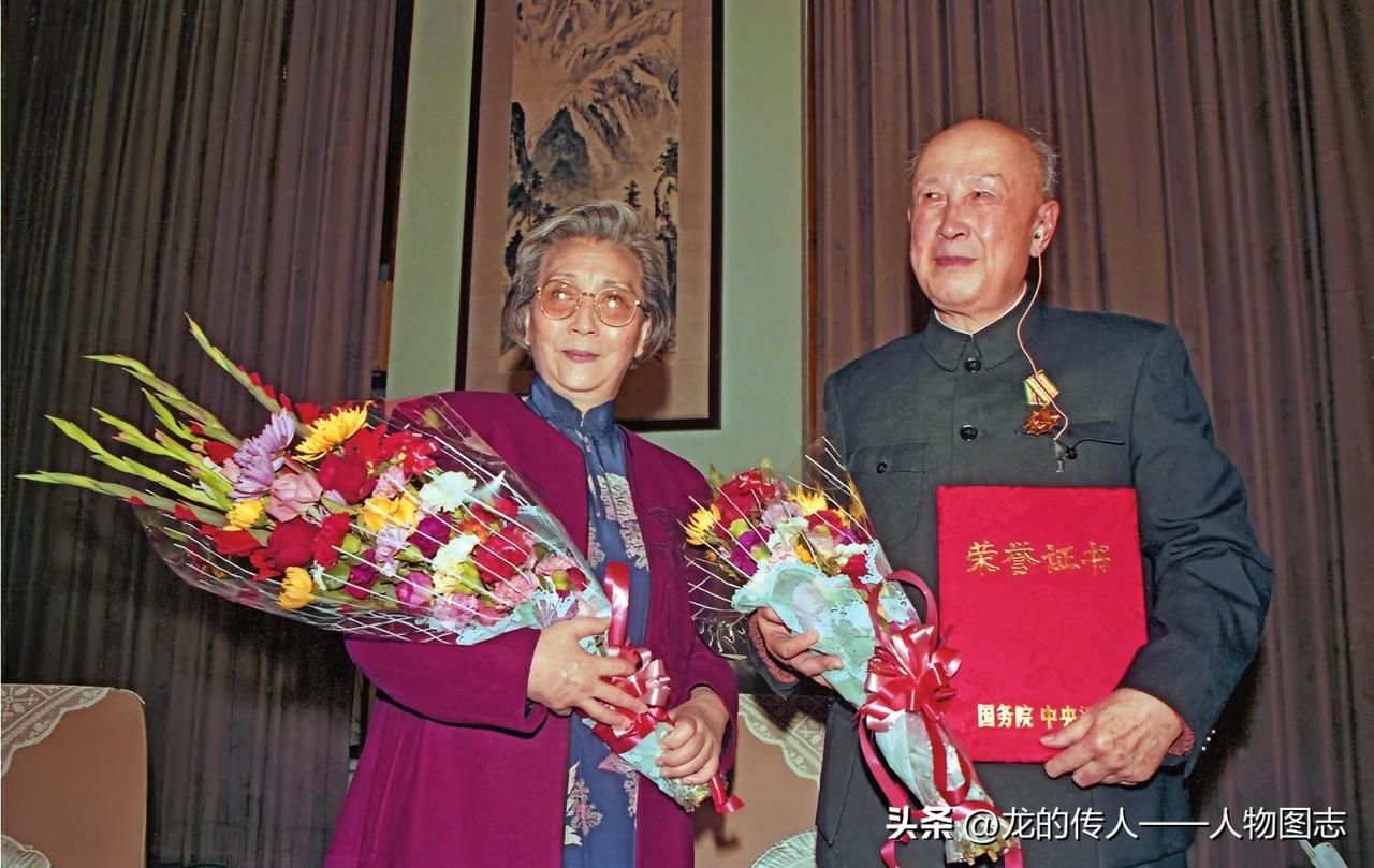 1991年10月16日，钱学森获“国家杰出贡献科学家”荣誉称号和“一级英模模范奖