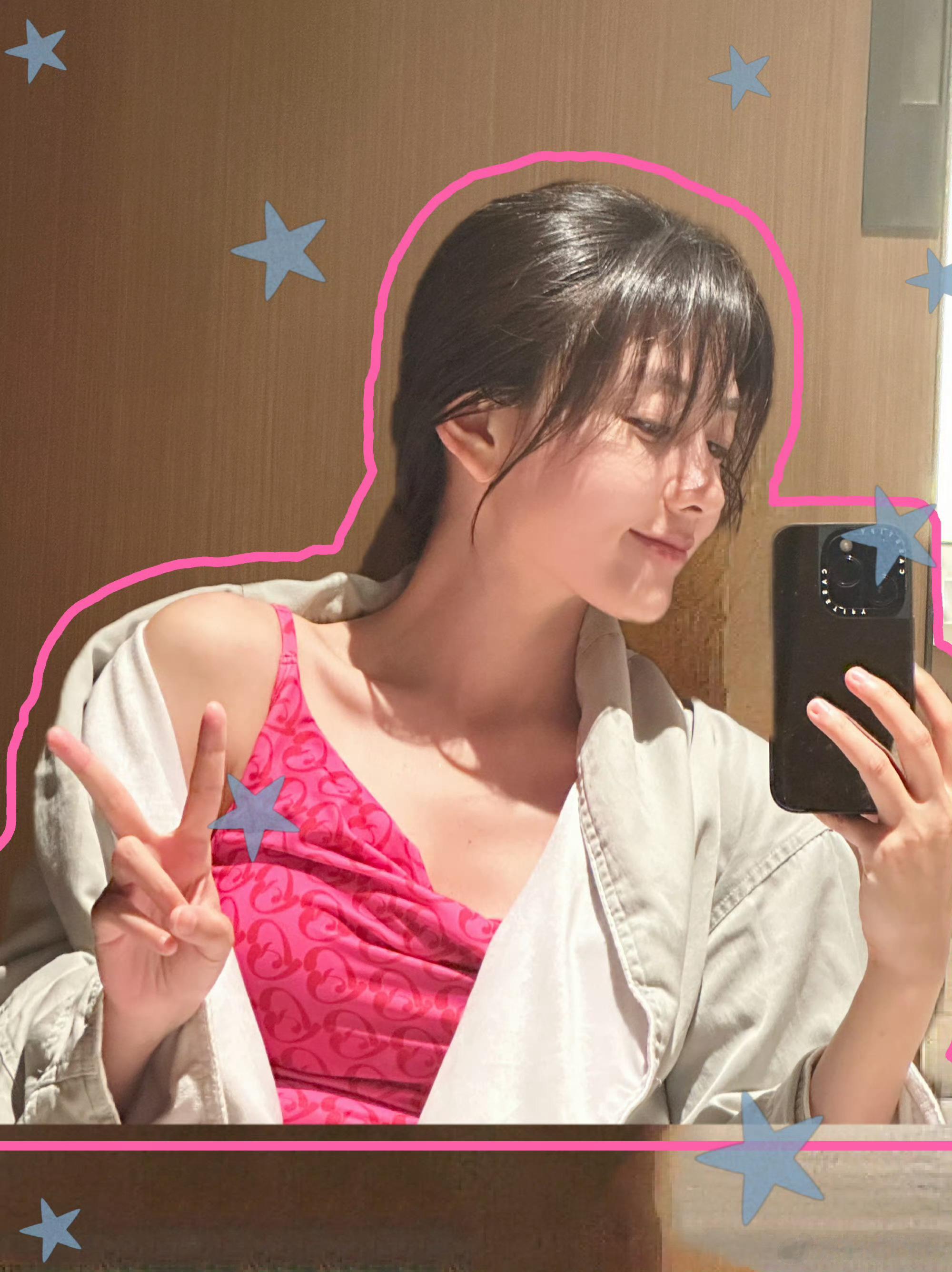 #梁洁粉红色吊带# 好喜欢姐姐跟我们分享日常，梁洁真的挺适合这样的简单又大方的造