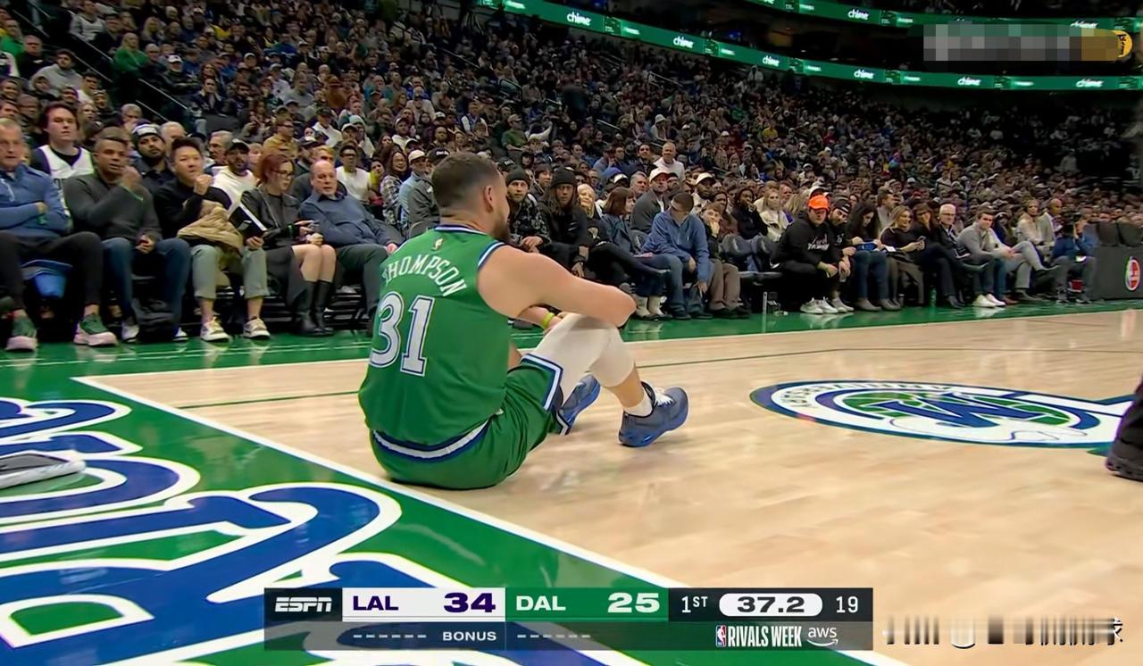 我真为独行侠球星汤普森鸣不平！在今天独行侠主场以110：116输给湖人的比赛中，