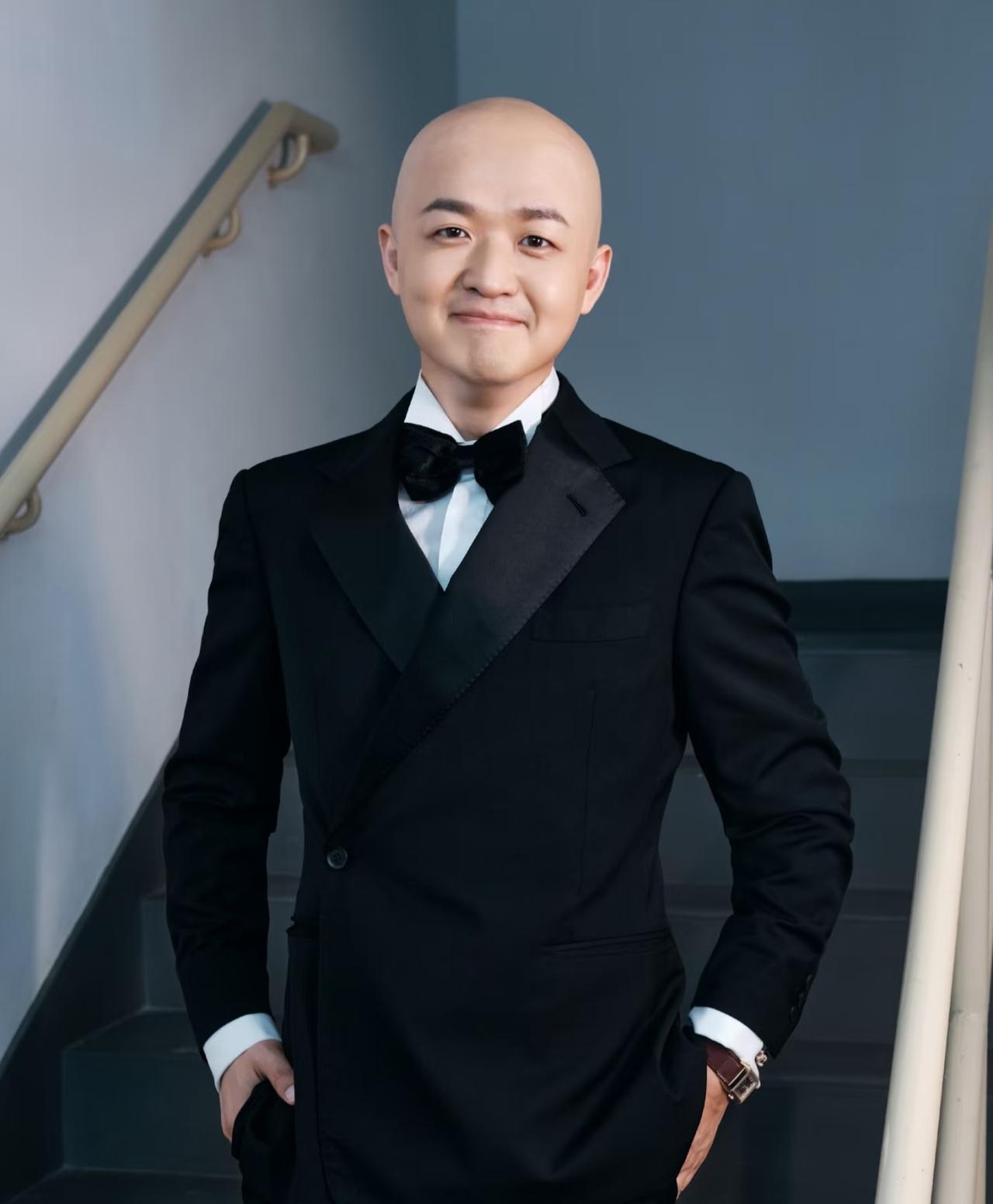包贝尔被爆出轨，不出意外的话，接下来他将面临三个代价：

第一、虽然事件真假还不
