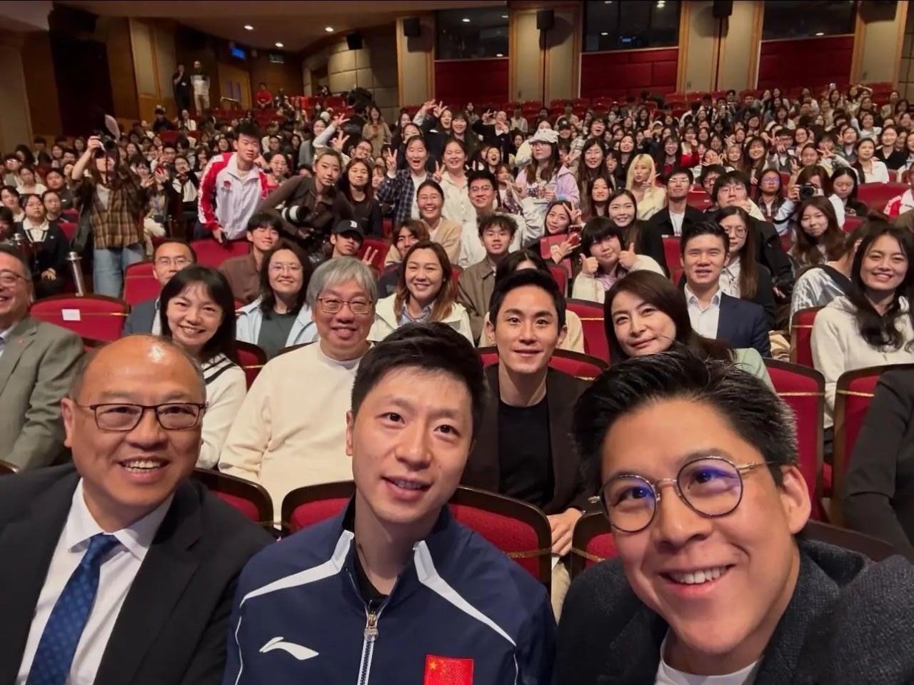 霍启刚发了 特别开心邀请到我的好友，奥运六金王马龙专程来到香港，和大家分享他的奋