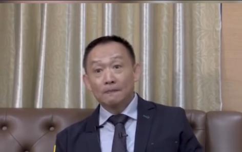 好一记响亮的回旋镖！当年卢麒元总喊着要管住资本外流、征收离境税，多少人认为他危言