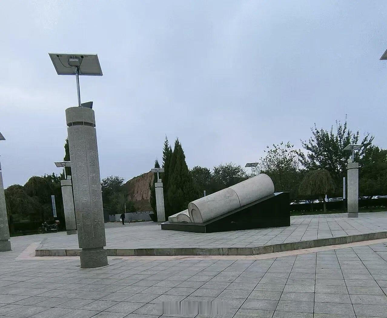 【普通人的日子，贵在安稳】走在城市的广场街头，看着来来往往的人群，每个人都在为生