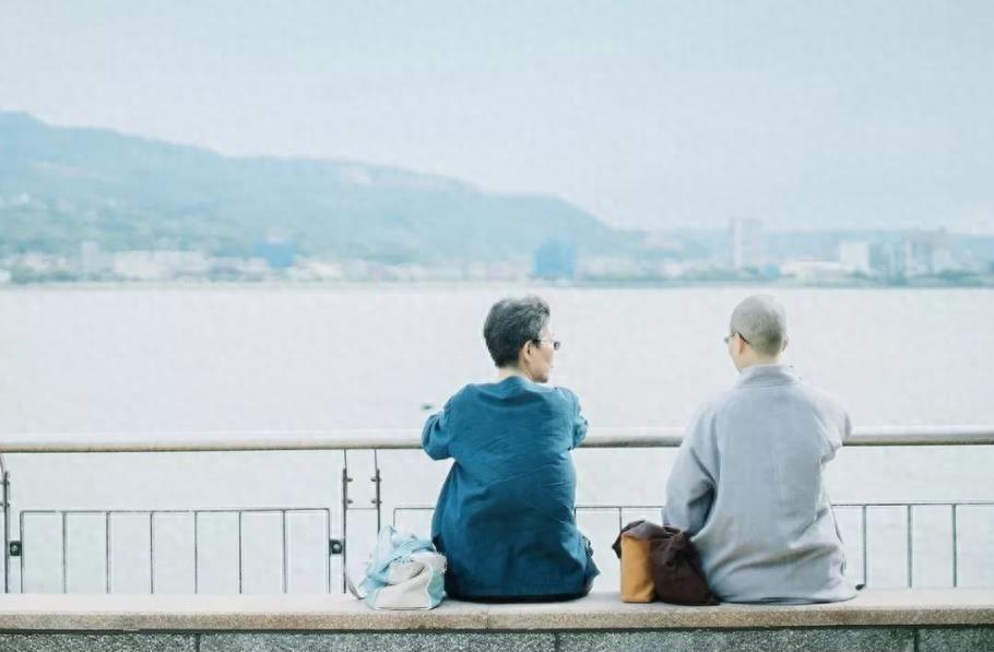 2026年七月，全国养老金年度调整通知依旧没有官宣，不少退休人员和普通家庭手里握