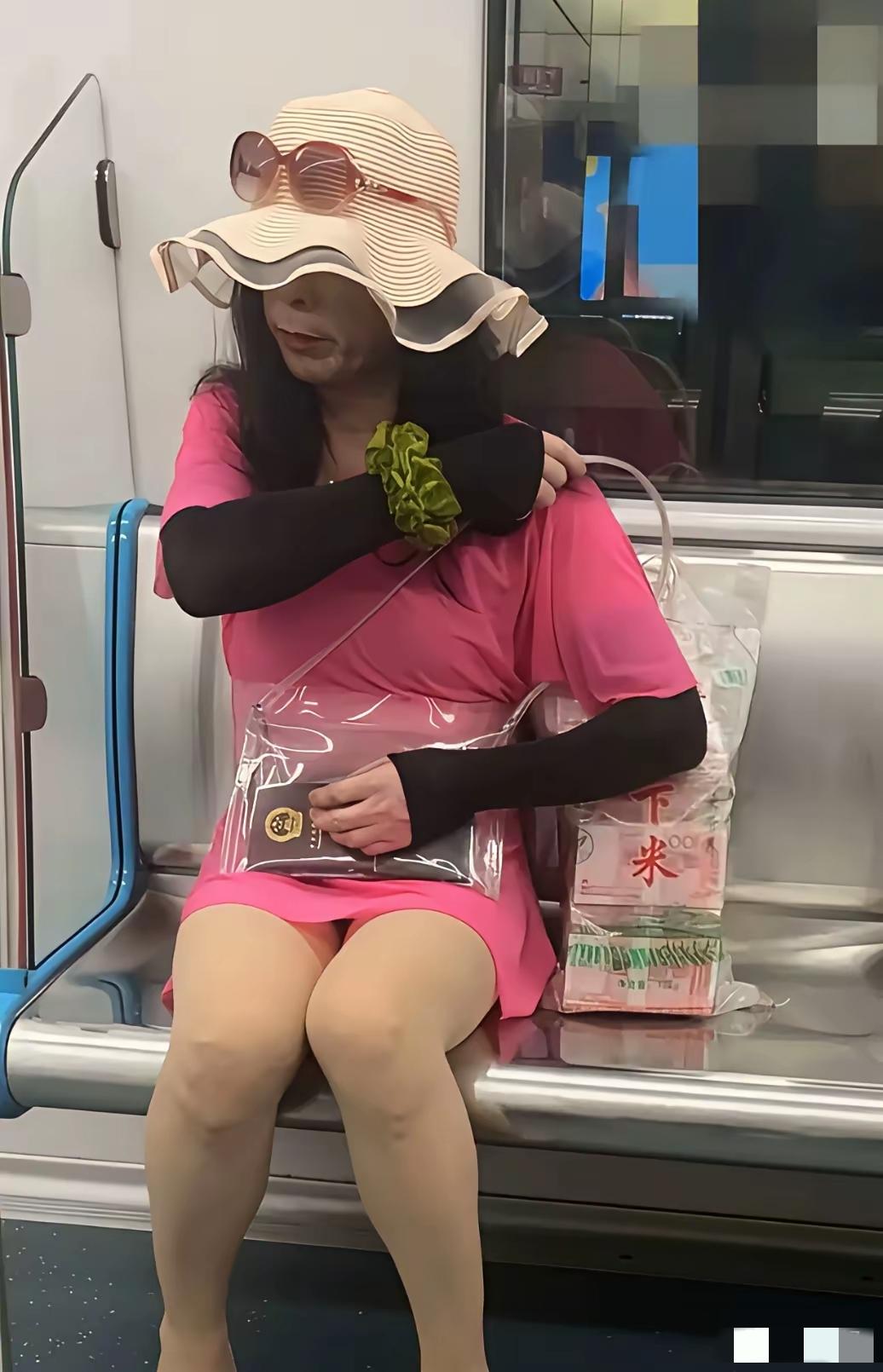 网友:
地铁上看到的一幕！开眼界了！第一次见如此豪横的人！！！[捂脸]