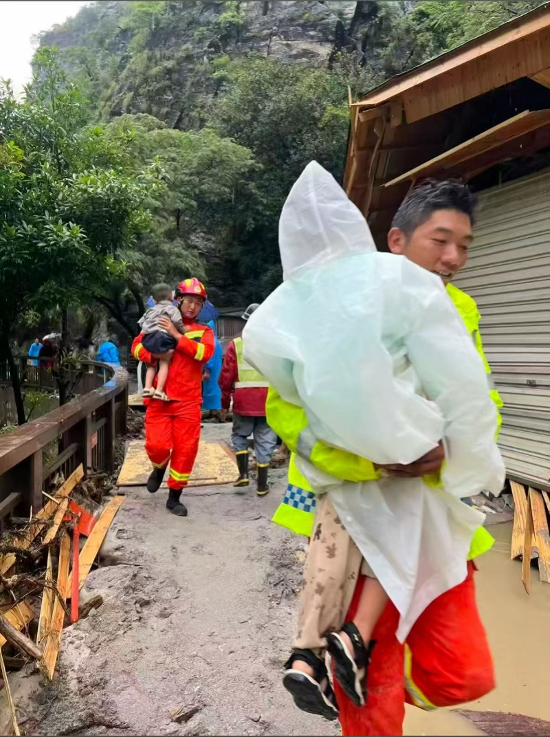 #丽江虎跳峡强降雨临时关停#【丽江虎跳峡遭遇强降雨，景区临时关停！当地称滞留游客