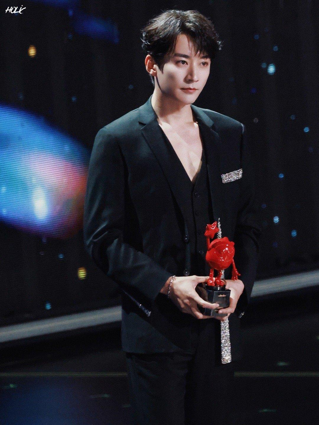 刘学义把话都留给角色说了 一个月连获两奖，是源仲走进心里的回响，也是刘学义用演技