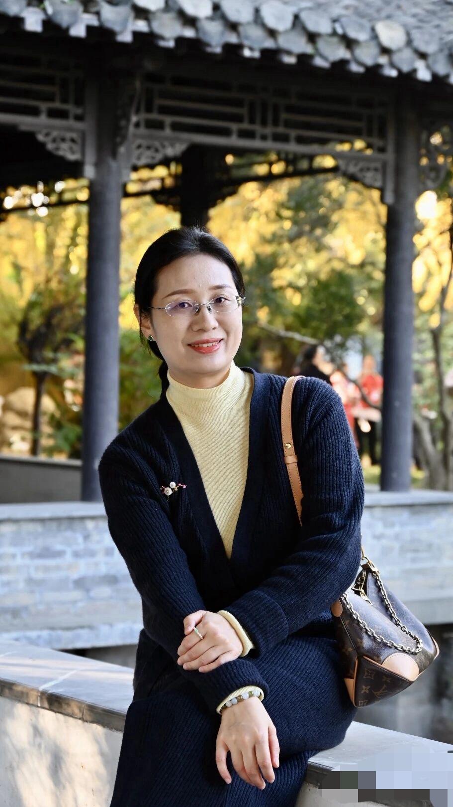 心中的喜悦
都在脸庞展现
新年的期盼
都藏在心田
回首2025
我们收获无限
展