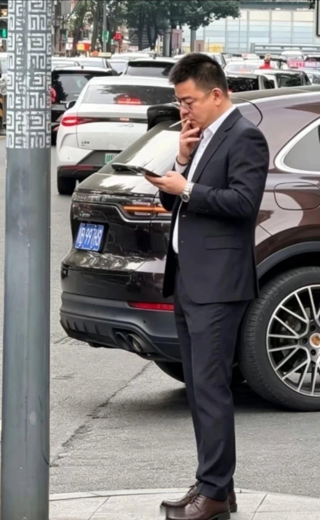 我真的不能再好色了，大马路上都控制不住