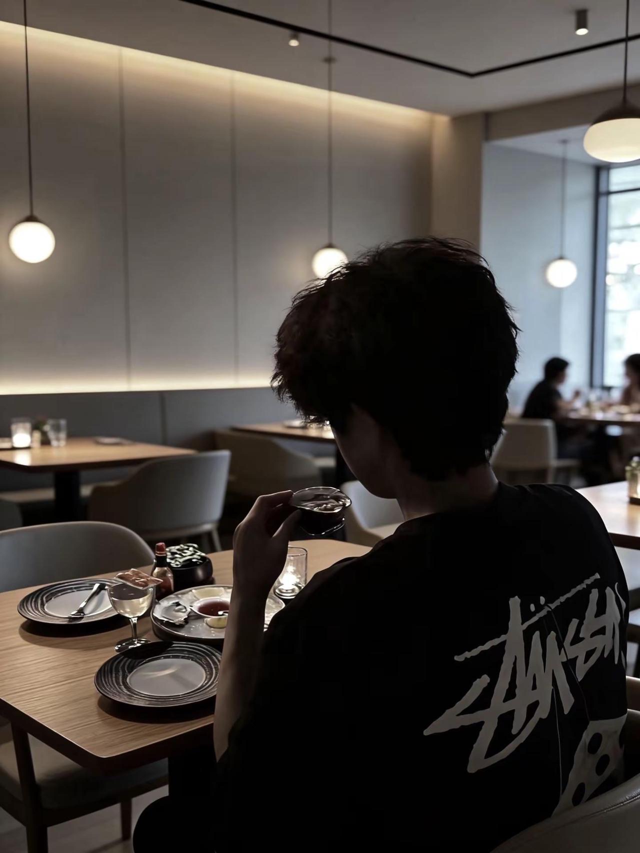 你头发的白色不习惯 我们的颜色不简单