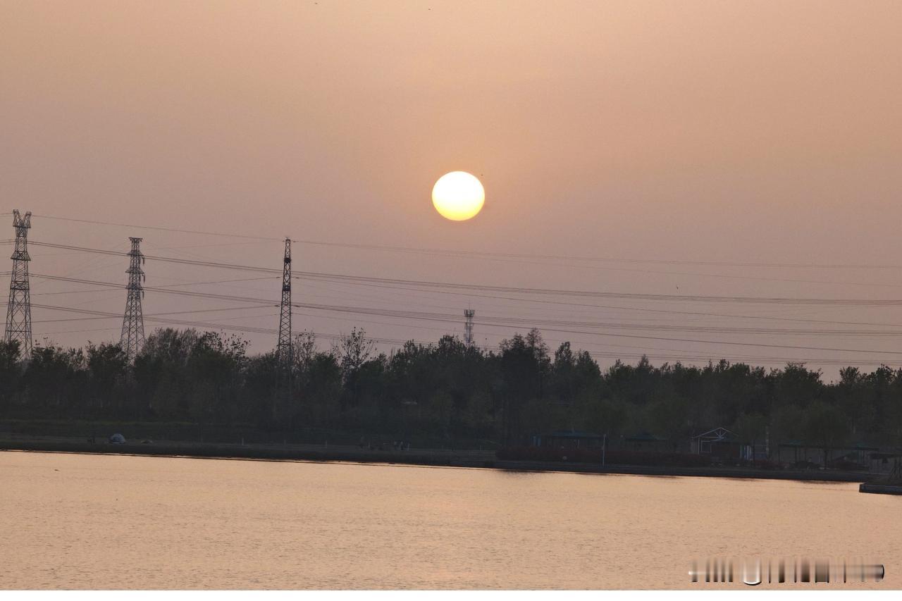 太阳即将落山，那余晖洒在大地上，美得像一幅画。这时候，“中美”二字不知指的是啥。