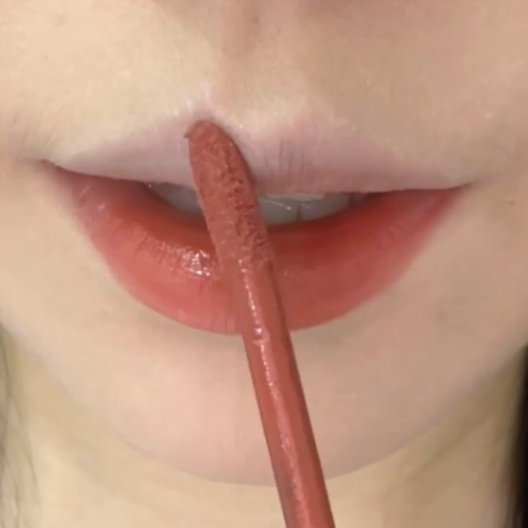 直接涂的高级色号真的绝了！以前总怕涂太艳会翻车，结果这波低饱和风直接把我拿捏住，