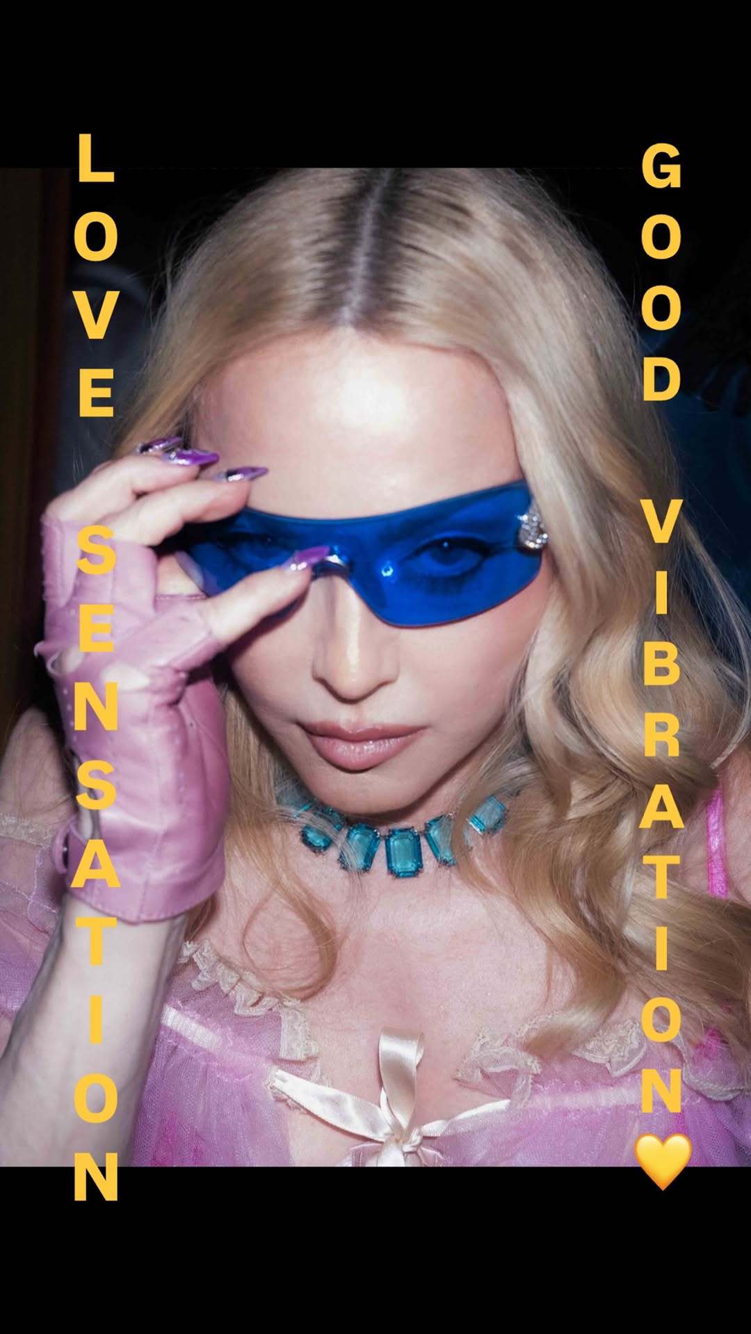 Madonna分享FIFA世界杯决赛中场秀派对照片，和Julia Garner在