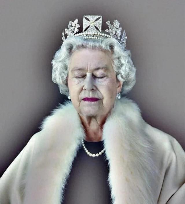 2022年，英国女王死后遗体既没火葬也没土葬，而是将遗体放在百斤重的铅制棺材中，