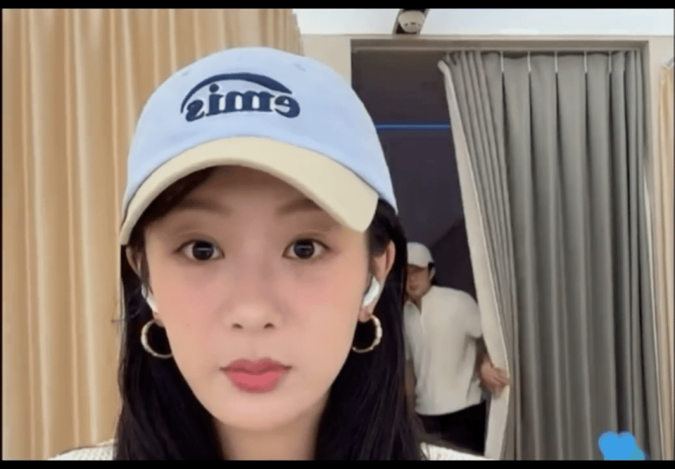 韩东君就这样走进杨紫直播间 今天的直播间含糖量超标了！不仅是“亲子装”造型吸睛，