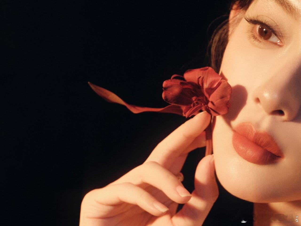 孟子义金鱼7秒落泪被孟子义的7秒落泪狠狠戳中！一袭红裙梦回上海滩，金鱼游弋间泪光