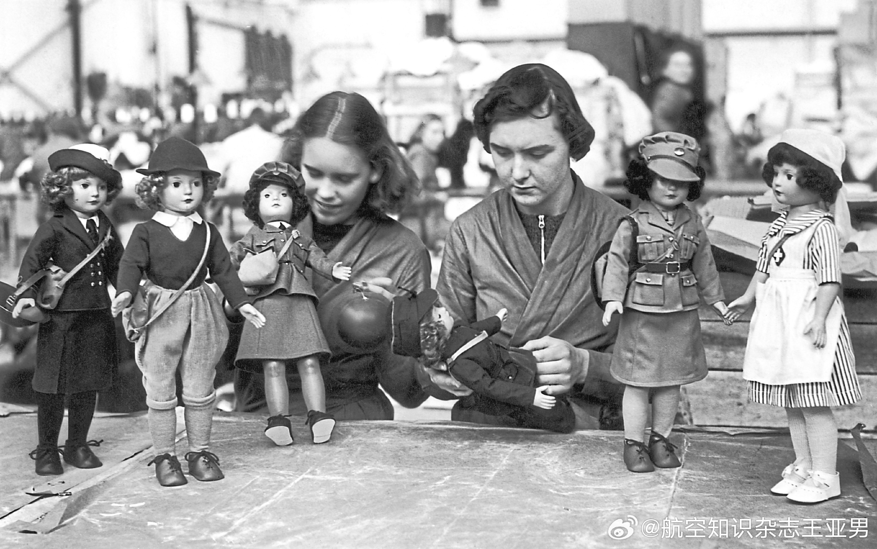 1939年10月19日，英国玩具制造厂内，女工们忙碌着给娃娃们整理妆容。为了迎接