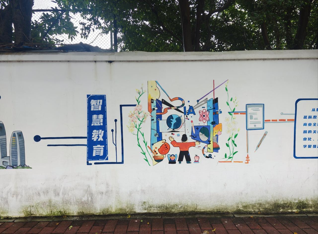 在仲恺学生宿舍旁，一条百米长的围墙化身为艺术长廊，缤纷的插画如音符般跃动。科技感