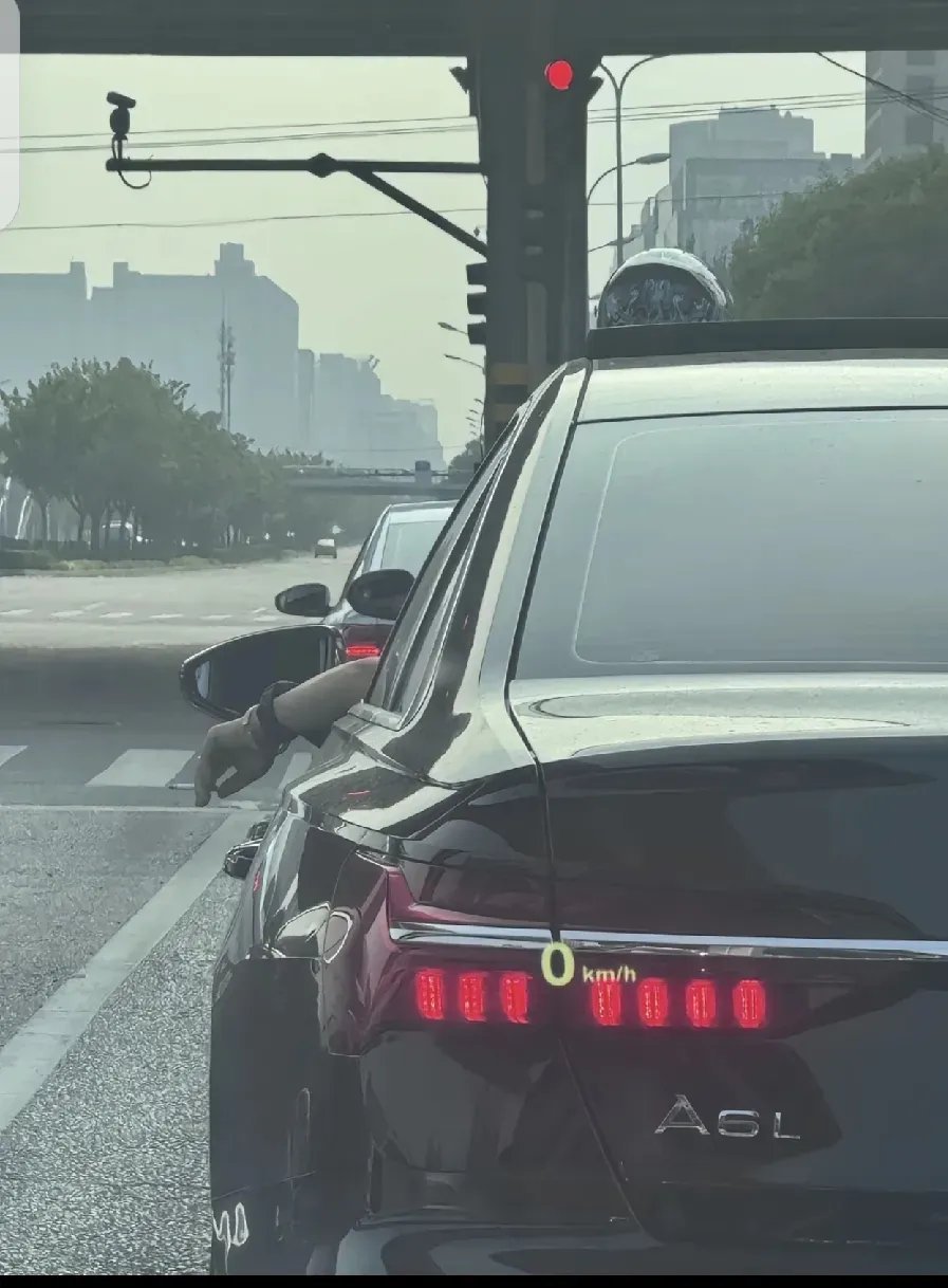 开车习惯把手伸到外面的人都是什么心态？1、装酷2、弹烟灰3、手热的4、不机密5、