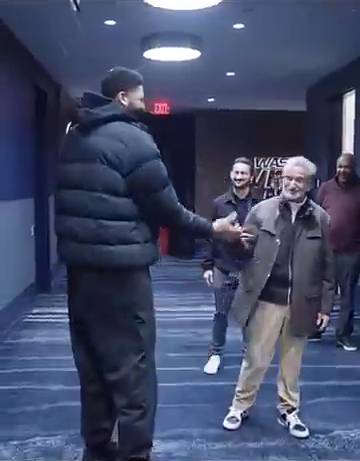 在浓眉到达奇才队主场时，奇才队老板泰德·莱昂西斯亲自迎接了他  安东尼戴维斯