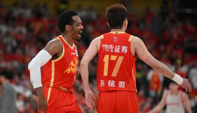 广厦男篮2比0深圳男篮广厦男篮vs深圳男篮 CBA半决赛，广厦主场92-85再胜