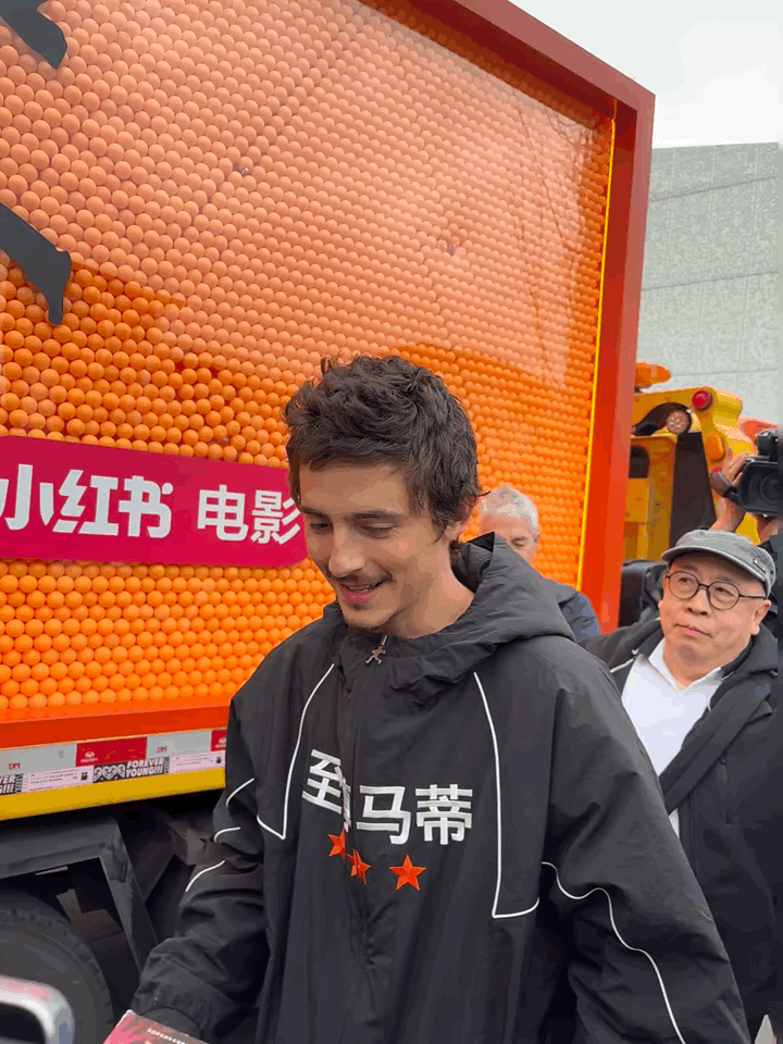 网友：一股孜然味的甜茶，像烤串店在搞活动。