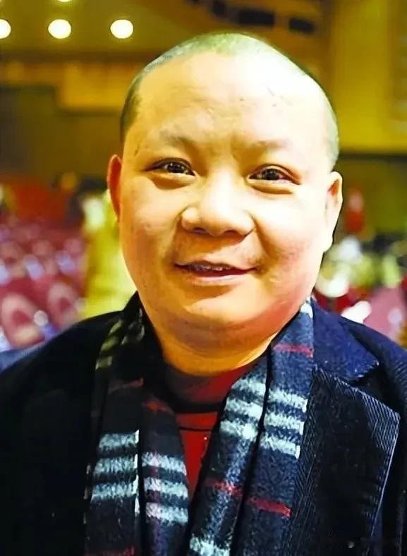 重庆一个亿万富豪名叫郭家富，曾花6000多万给员工们买房子，送员工十几辆保时捷，