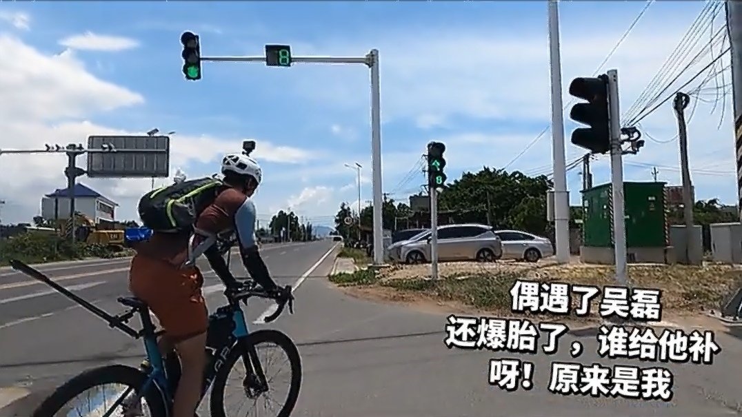 细心暖男提醒别人注意安全，注意防晒。这个双肩包看来很好背呀～ 