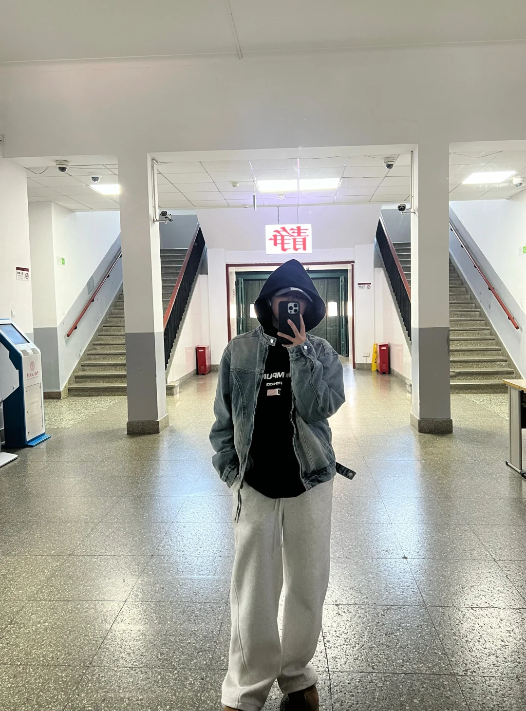 右滑看男大变姐姐