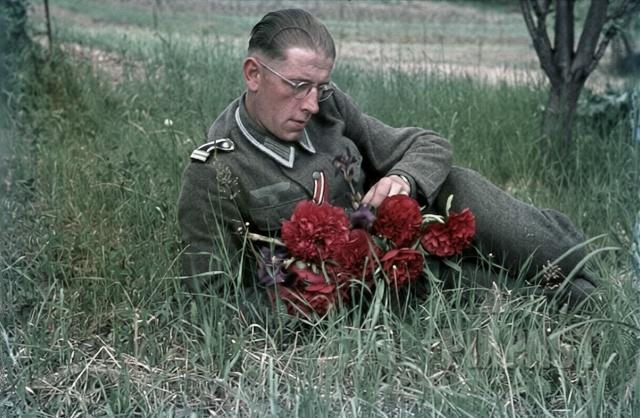 残酷的东线战斗间隙，德军抓紧时间休憩。二战彩色照片