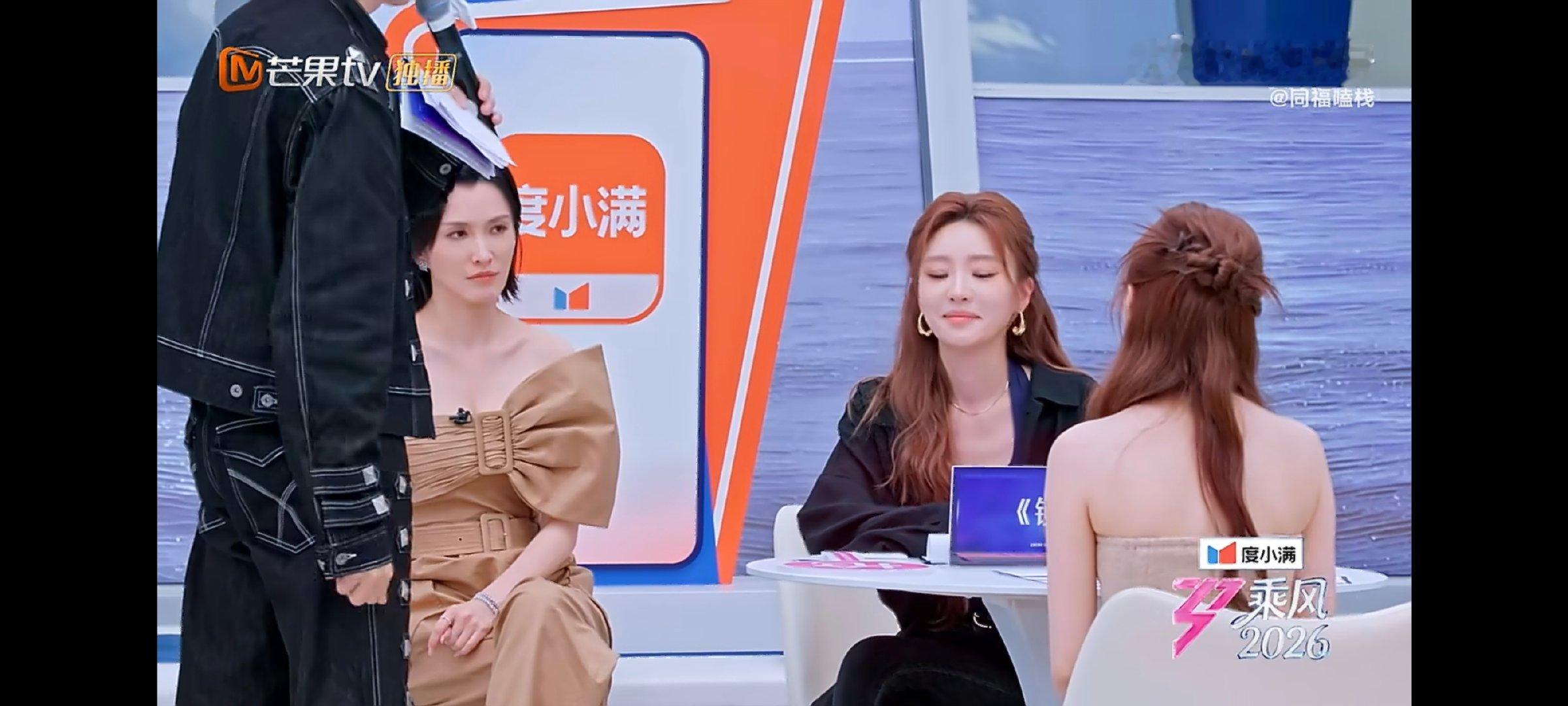 张月随地大小演霸气总裁的状态切换自如，上一秒还认真面试，下一秒立刻入戏表演，反差