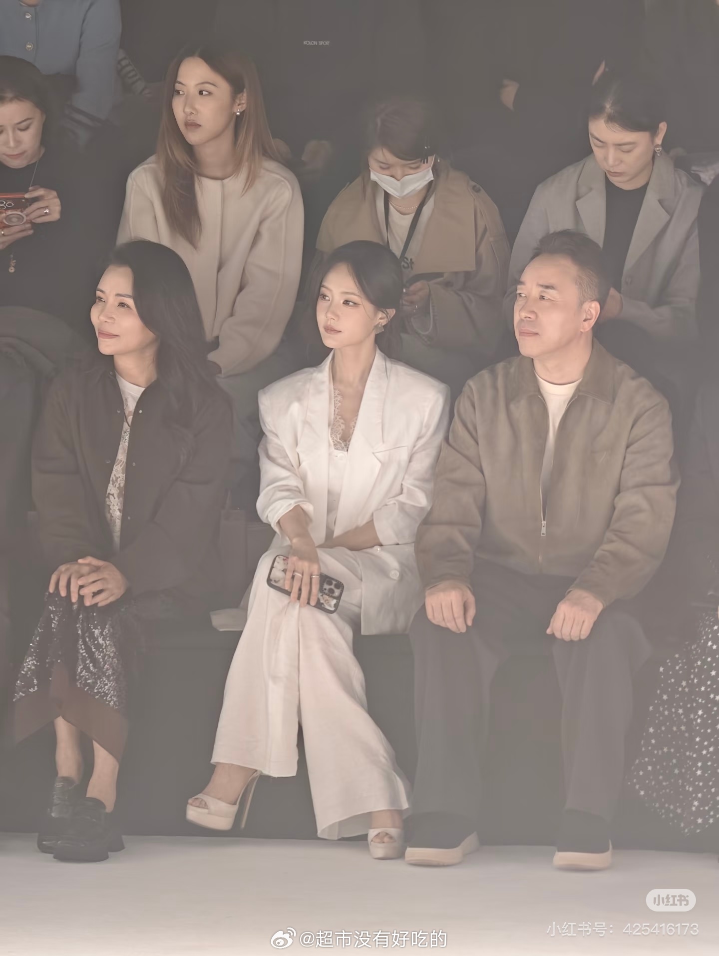 李一桐上海时装周看秀内场生图好精致的五官，小头小脸太优越了李一桐气质好突出，好美