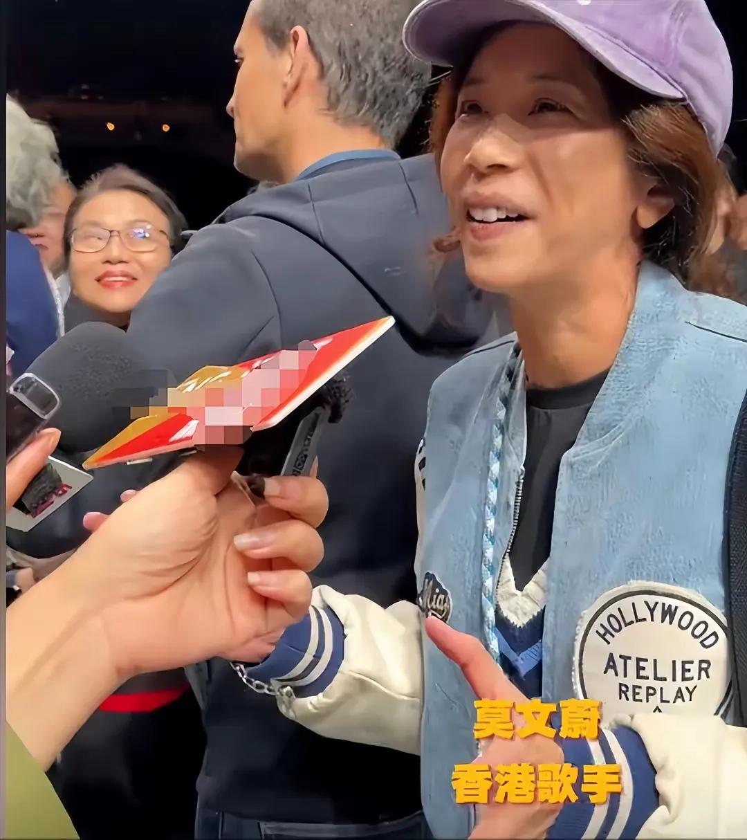 不要对明星🈶太多滤镜。台上再光鲜亮丽，台下也抵不过岁月的摧残。

  网络上经