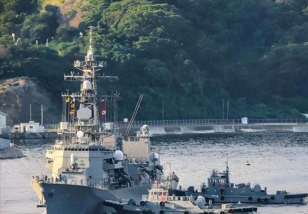 4月17日，一个本该被时光掩埋的日子，却在海面上泛起了诡异的涟漪。

一艘日本“