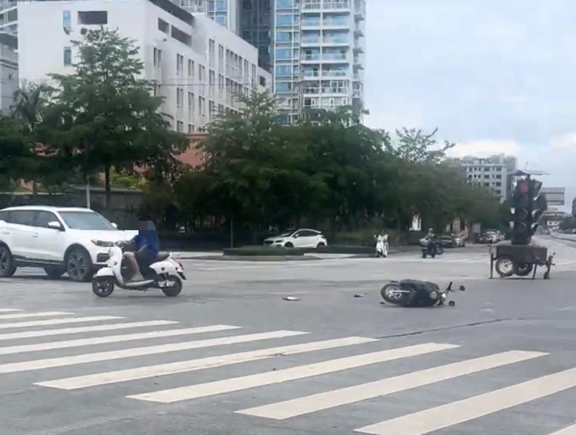 4月29日，玉林玉东一移动式红绿灯路口电车疑被碰倒旁边有一辆白色suv轿车！ 玉